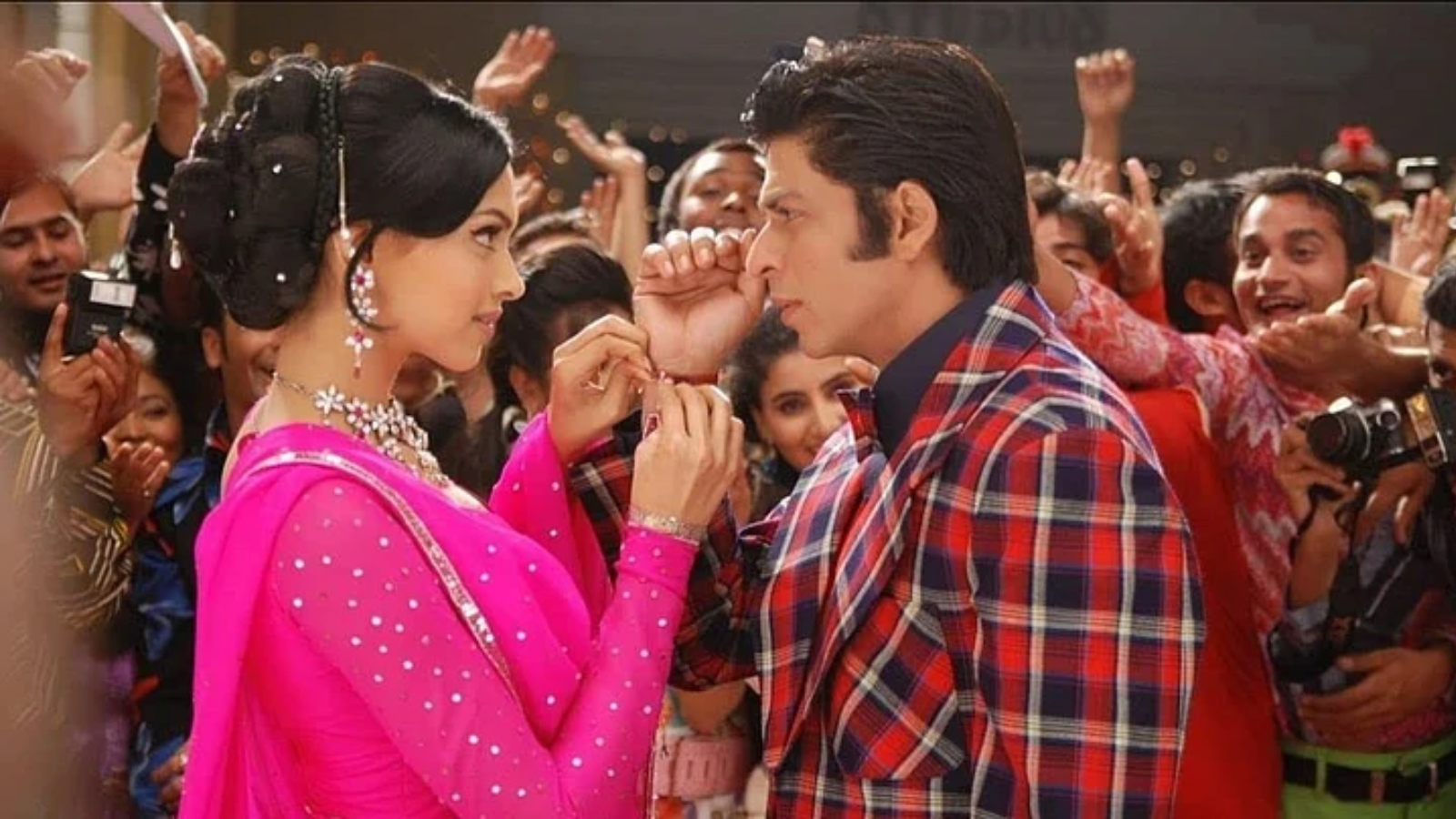 Shah Rukh Khan, King Khan, On-screen Duos, Bollywood Romance, SRK, Kajol, Deepika Padukone, Rani Mukerji, Preity Zinta, Juhi Chawla