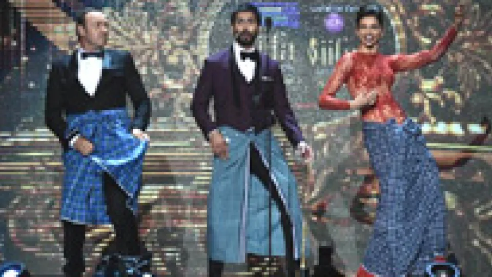 Deepika Padukone performing the Lungi Dance at IIFA 2014