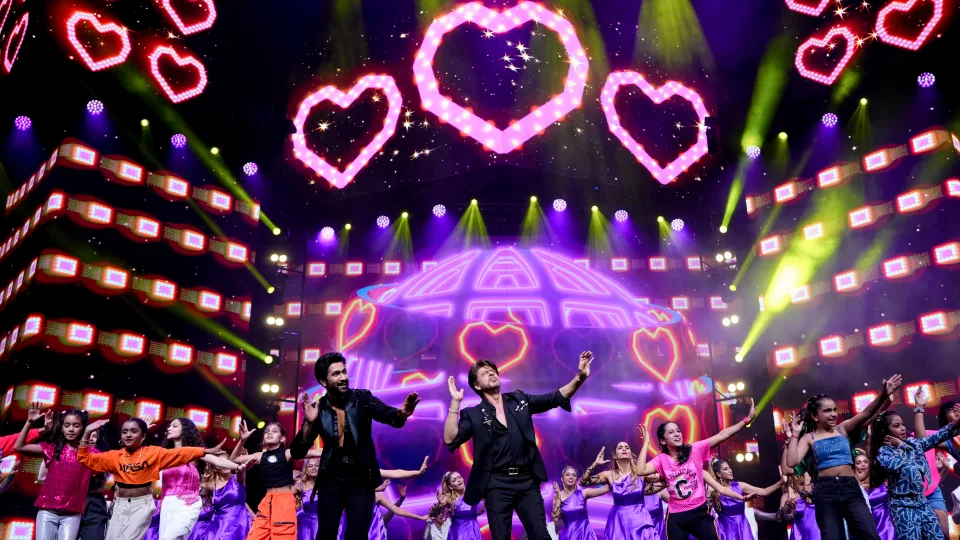 Shah Rukh Khan and Vicky Kaushal performing at IIFA 2024